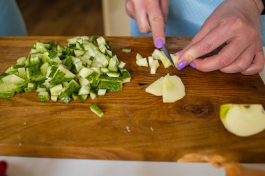 Kırsal Mutfak Masası, Yemek ve Vejetaryen Konsepti 'nde Salatalık Kesen Kadın El..