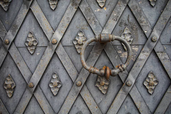 錆びた古いダイヤモンドプレートパターン鉄金属ストームドア — ストック写真