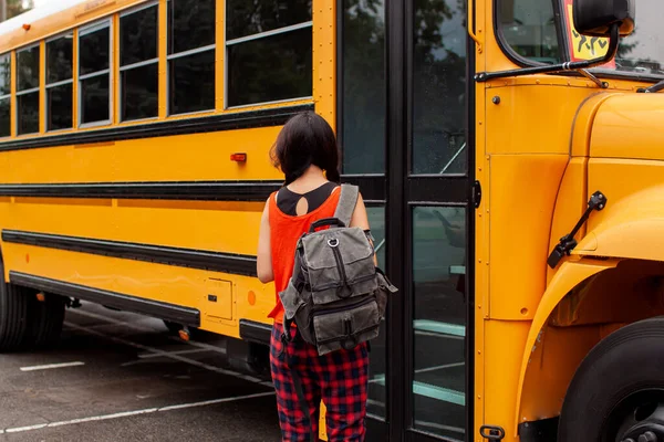 Asyalı Genç Kız Sırt Çantasıyla Büyük Sarı Bir Okul Servisinin — Stok fotoğraf