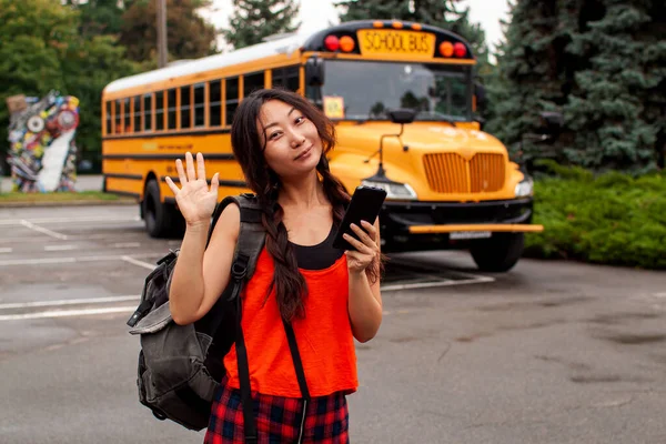 Asiatico Giovanissima Ragazza Walking Away Scuola Autobus Mentre Sms Suo — Foto Stock