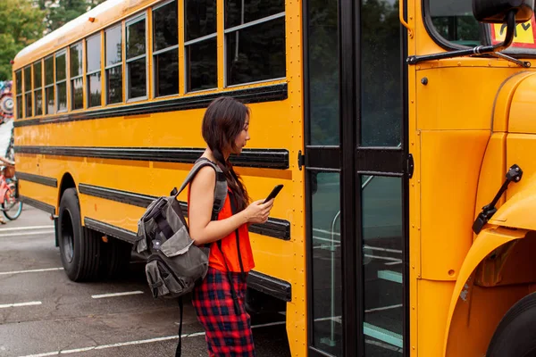 Azji Nastolatek Dziewczyna Stoi Przy Duży Żółty Szkoła Autobus Drzwi — Zdjęcie stockowe