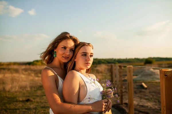 Due Giovani Belle Donne Bionde Campo All Aperto Estate Tramonto — Foto Stock