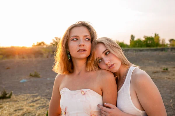 Dos Mujeres Rubias Guapas Jóvenes Campo Aire Libre Verano Atardecer —  Fotos de Stock