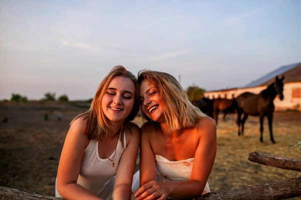 Duas Mulheres Loiras Bonitas Jovens Campo Livre Verão Por Sol — Fotografia de Stock