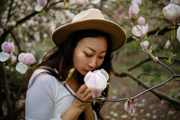 Attraente Donna Asiatica Nel Giardino Primaverile Con Magnolias Sfondo Primavera — Foto Stock