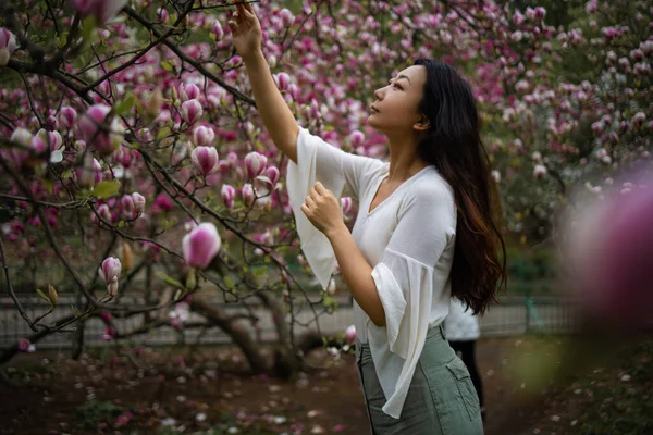 Attrayant Asiatique Femme Printemps Jardin Avec Magnolias Contexte Printanier Journée — Photo