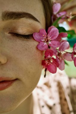 Güneşli bir günde Sakura Ağacı açan Güzel Kadın.