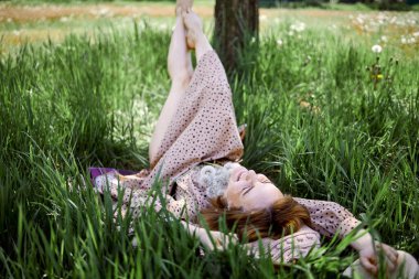 Doğanın tadını çıkaran özgür mutlu kadın. Beauty Girl Outdoor. Özgürlük Konsepti.