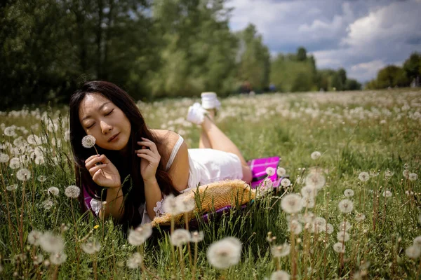 Jeune Belle Asiatique Femme Tenant Bande Fleurs Pissenlit Détendre Sur — Photo