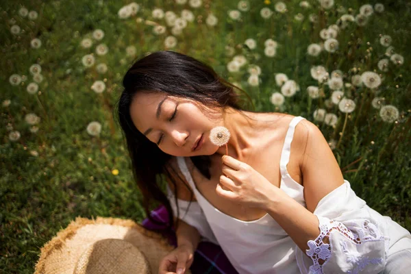 Young Beautiful Asian Woman Holding Dandelion Flowers Relaxing Summer Meadow — Stock Photo, Image