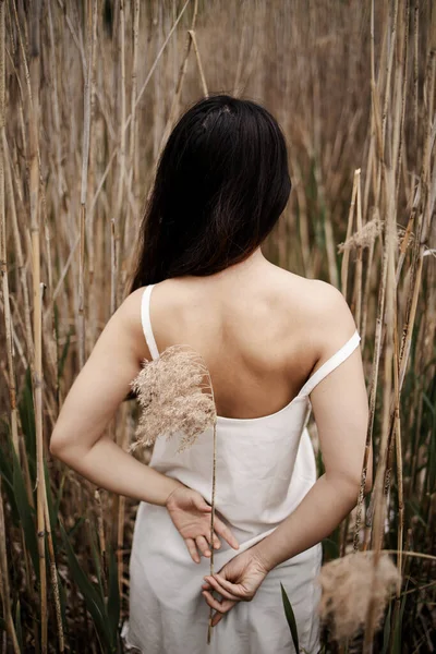 在芦苇湖畔穿着长发的漂亮女人 — 图库照片