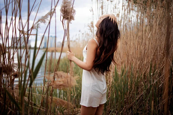 Mulher Bonita Com Cabelos Longos Vestido Perto Lago Nos Juncos — Fotografia de Stock