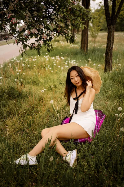 Hermosa Asiático Mujer Con Florecimiento Sakura Árbol Soleado Primavera Día — Foto de Stock