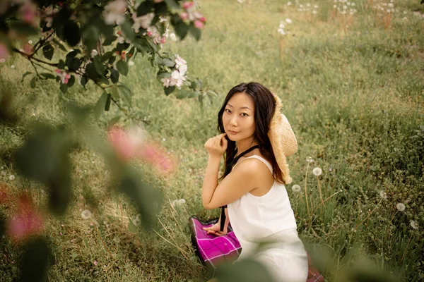 Belle Asiatique Femme Avec Floraison Sakura Arbre Dans Ensoleillé Printemps — Photo