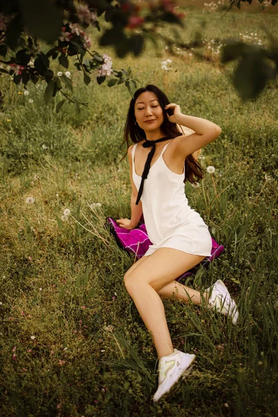 Красивая Азиатка Цветущей Сакурой Солнечный Весенний День — стоковое фото