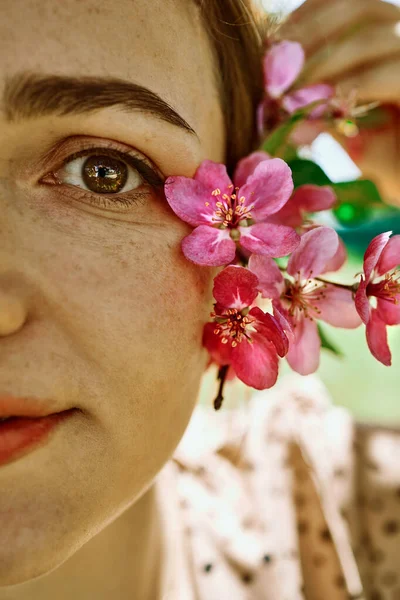 Güneşli bir günde Sakura Ağacı açan Güzel Kadın.