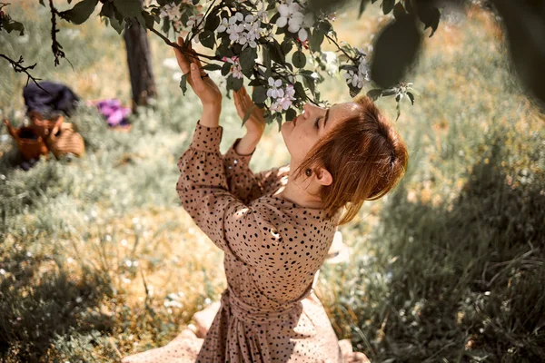 Jeune Femme Blanche Aux Cheveux Rouges Dans Une Robe Rose — Photo