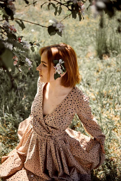 Jeune Femme Blanche Aux Cheveux Rouges Dans Une Robe Rose — Photo