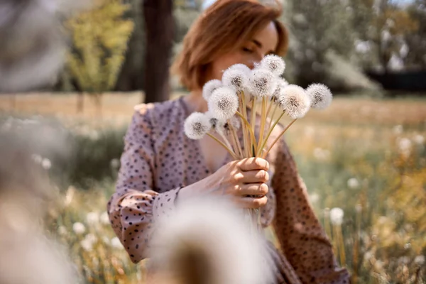 Jeune Belle Femme Tenant Bande Fleurs Pissenlit Debout Sur Prairie — Photo