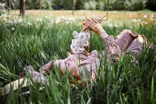 Ung Vacker Kvinna Håller Bunch Maskros Blommor Stående Ängen — Stockfoto