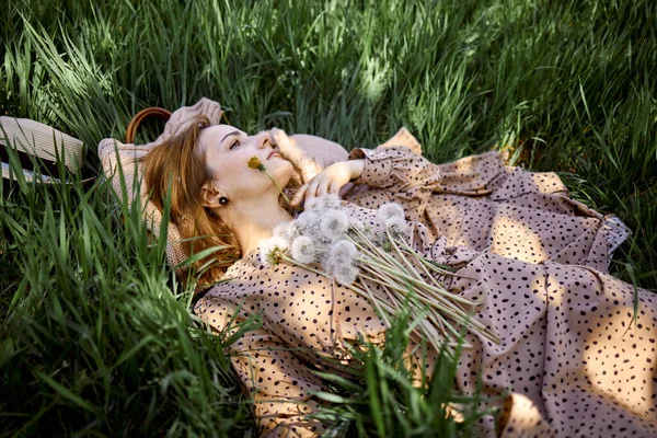 Ung Vacker Kvinna Håller Bunch Maskros Blommor Stående Ängen — Stockfoto