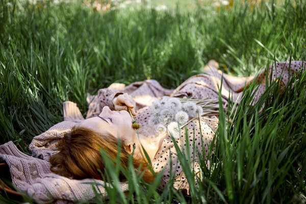 Свободная счастливая женщина наслаждается природой. Красавица на природе. Концепция свободы.