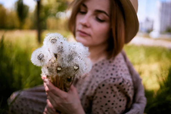 Jeune Belle Femme Tenant Bande Fleurs Pissenlit Debout Sur Prairie — Photo