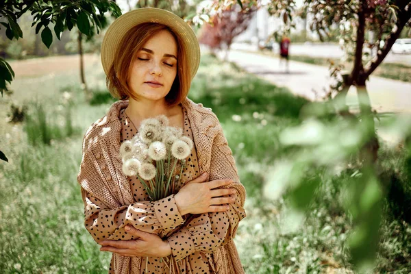 Jeune Belle Femme Tenant Bande Fleurs Pissenlit Debout Sur Prairie — Photo