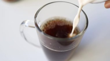 Masada sabah kahvesi. Doldurulmuş kahveyi kapat. Anında Kahve Yapıyor