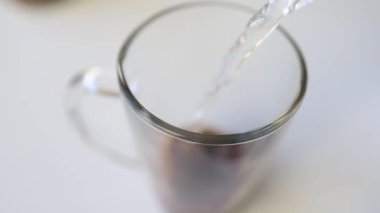 Masada sabah kahvesi. Doldurulmuş kahveyi kapat. Anında Kahve Yapıyor