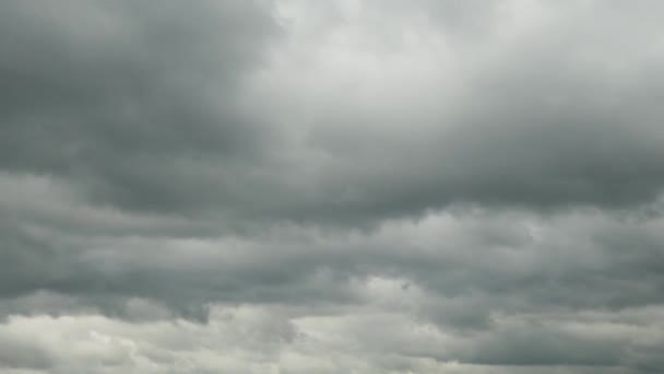 Hızlı Hareketli Fırtına Bulutları Kötü Hava Uğursuz Gökyüzü — Stok video