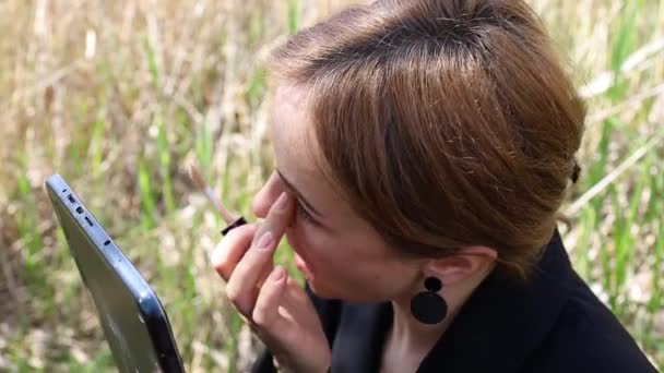 Geschäftsfrau Verbessert Ihr Aussehen Und Wendet Lippenstift Park — Stockvideo