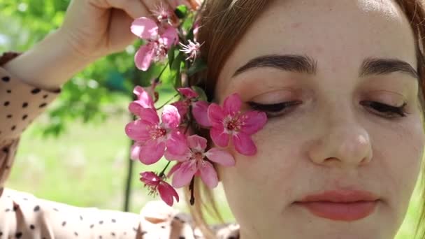 Hermosa Mujer Con Flor Sakura Árbol Día Soleado — Vídeo de stock