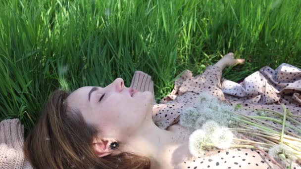 Çayırda Duran Bir Demet Karahindiba Çiçeğini Tutan Güzel Kadın — Stok video