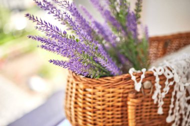 Pencerenin Yakınındaki Lavantalı Sepet.
