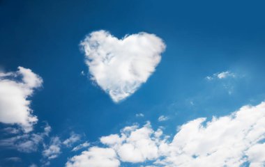 Mavi Gökteki Beyaz Kabarık Bulutlu Kalp Şeklinde