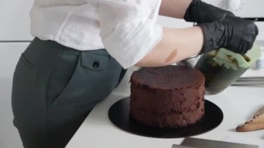 Kadın Elleri Çikolata Kremalı ve Bisküvili Tatlı Kek Yapıyor.