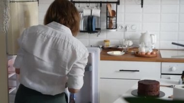 Kadın Elleri Çikolata Kremalı ve Bisküvili Tatlı Kek Yapıyor.