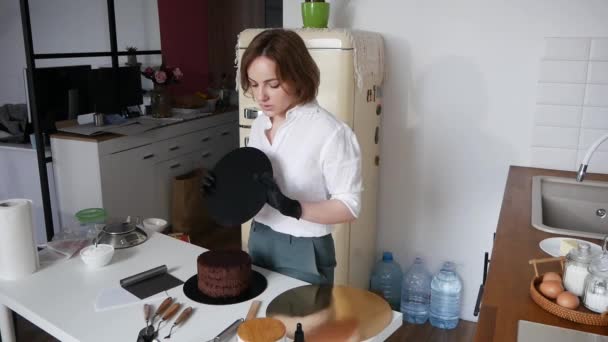 食物博客女性谈论如何在相机前做蛋糕 — 图库视频影像