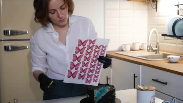 Kobieta Uczy Jak Udekorować Ciasto Klasie Master — Wideo stockowe