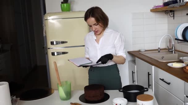 Food Bloggerin Gespräch Darüber Wie Man Einen Schokoladenkuchen Vor Die — Stockvideo