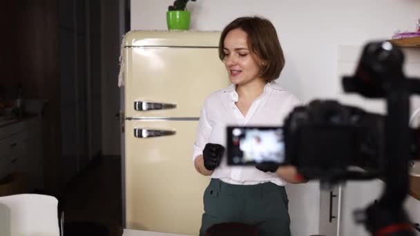 フードブロガー女性カメラにチョコレートケーキを作る方法について話して — ストック動画