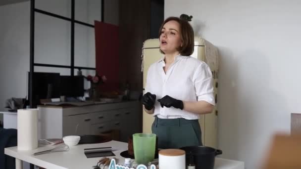 Food Blogger Woman Talking How Make Chocolate Cake Camera — Stock Video