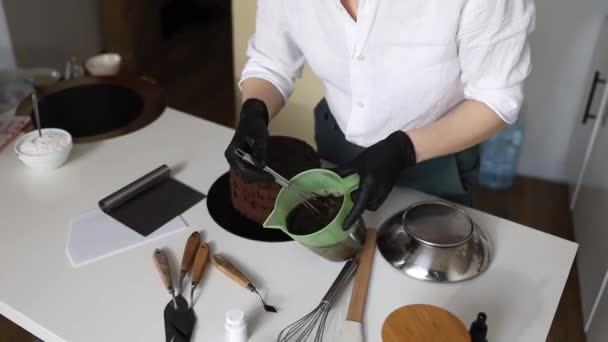 Gros Plan Mains Femme Faisant Gâteau Sucré Avec Crème Chocolat — Video