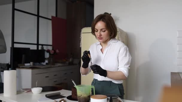 Їжа Блогер Жінка Говорить Про Зробити Шоколадний Торт Камери — стокове відео