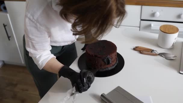 Κοντινό Πλάνο Των Χεριών Της Γυναίκας Κάνει Γλυκό Κέικ Κρέμα — Αρχείο Βίντεο
