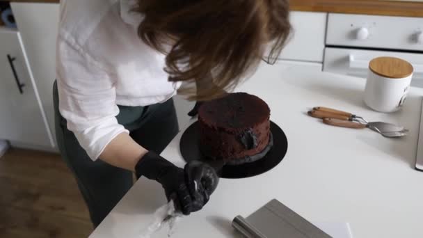 Close Mãos Mulher Fazendo Bolo Doce Com Creme Chocolate Biscoito — Vídeo de Stock