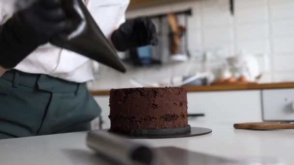 Close Mãos Mulher Fazendo Bolo Doce Com Creme Chocolate Biscoito — Vídeo de Stock