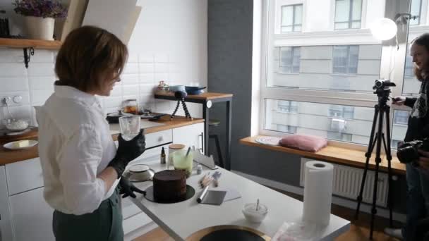 Food Bloggerin Frau Spricht Darüber Wie Man Einen Kuchen Vor — Stockvideo