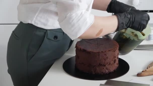 Közelkép Kezét Hogy Édes Torta Csokoládé Krémmel Keksszel — Stock videók